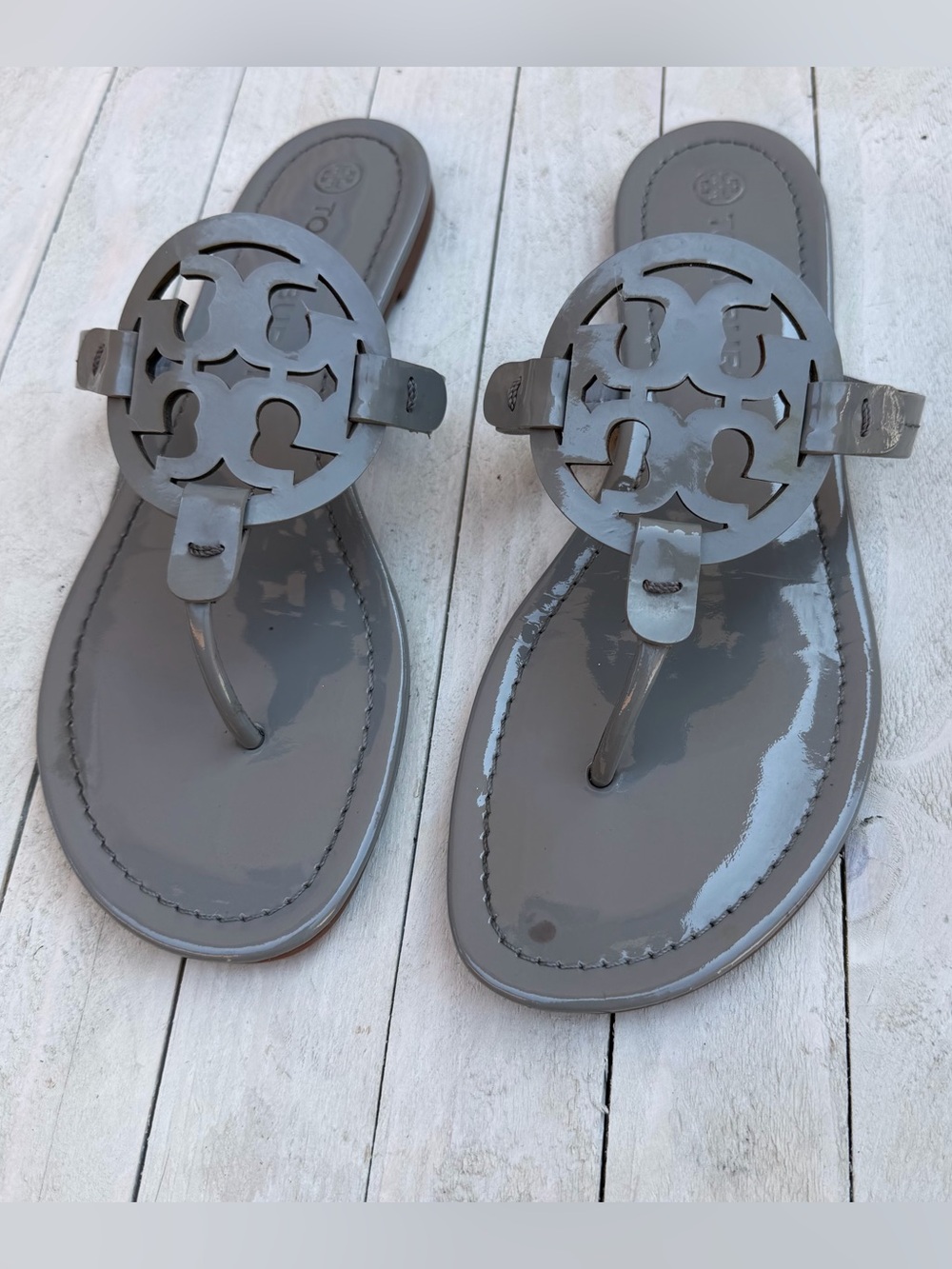 Tory Burch Glossy Gray Miller Logo Thong Sandals - Picture 6 of 11